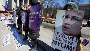 Neringos Venckienės rėmėjai Nepriklausomybės aikštėje susirinko į protesto akciją.