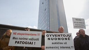 Mar&scaron;rutinių taksi vairuotojų akcija Europos aik&scaron;tėje.