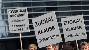 Mar&scaron;rutinių taksi vairuotojų akcija Europos aik&scaron;tėje.