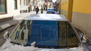 Apgadintas automobilis Vilniaus Ligoninės gatvėje.