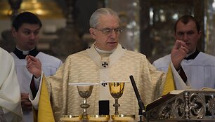 Audrys Juozas Bačkis aukojo mi&scaron;ias Vilniaus arkikatedroje.