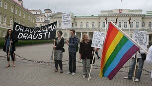 Penktadienio vidurdienį &scaron;alia Prezidentūros keliasde&scaron;imt jaunuolių su Lietuvos ir gėjų vėliavomis piketavo prie&scaron; Seimo priimtą naują Nepilnamečių apsaugos nuo neigiamo vie&scaron;osios informacijos poveikio įstatymą.  