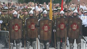 Griausmingomis dainomis, simboliniais fejerverkais, įvairiais tautiniais pasididžiavimais, skirtingomis tarmėmis trečiadienio vakarą aidėjo Katedros aik&scaron;tė.