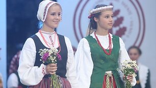 Griausmingomis dainomis, simboliniais fejerverkais, įvairiais tautiniais pasididžiavimais, skirtingomis tarmėmis trečiadienio vakarą aidėjo Katedros aik&scaron;tė.