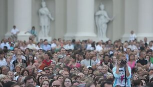Griausmingomis dainomis, simboliniais fejerverkais, įvairiais tautiniais pasididžiavimais, skirtingomis tarmėmis trečiadienio vakarą aidėjo Katedros aik&scaron;tė.