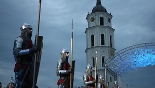 Griausmingomis dainomis, simboliniais fejerverkais, įvairiais tautiniais pasididžiavimais, skirtingomis tarmėmis trečiadienio vakarą aidėjo Katedros aikštė.