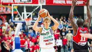 Su kamuoliu Mindaugas Kuzminskas