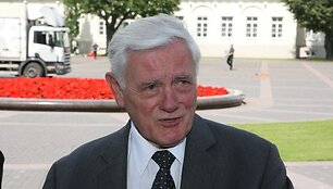 De&scaron;imt metų Prezidento poste i&scaron;buvęs Valdas Adamkus baigdamas kadenciją atsisveikina su žiniasklaida.