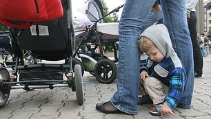 Neproporcingu taupymu pasipiktinusios Aktyvių mamų sambūrio atstovės ketvirtadienį vidurdienį surengė akciją &scaron;alia Seimo. 