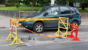 Sostinėje Vilniaus gatveje atsivėrė smegduobė