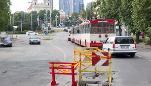 Sostinėje Vilniaus gatveje atsivėrė smegduobė