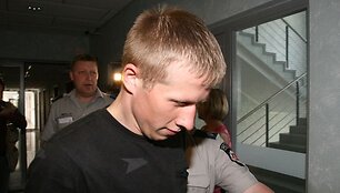 Vienas įtariamųjų verslininko nužudymo byloje Romanas M. trečiadienį atvestas į teismą Vilniuje.