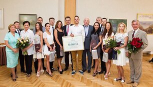 &bdquo;Žuvėdros&ldquo; &scaron;okių ansamblio apdovanojimas Vyriausybėje