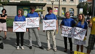 Antradienio vakarą Vilniuje &scaron;alia Vyriausybės grupelė liberalaus jaunimo su rožiniais akiniais praeiviams dalino lankstinukus &bdquo;dėkodami&ldquo; Seimui už priimtas Nepilnamečių apsaugos nuo neigiamo vie&scaron;osios infomacijos įstatymo pataisas.