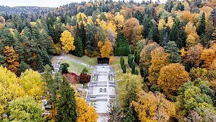 Antakalnio kapinėse uždengiami paminklai sovietų kariams