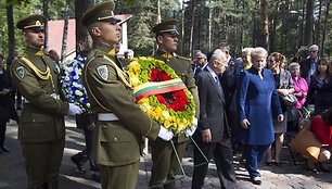 Shimonas Peresas kartu su Lietuvos vadove Dalia Grybauskaite Panerių memoriale pagerbė Holokausto aukas.