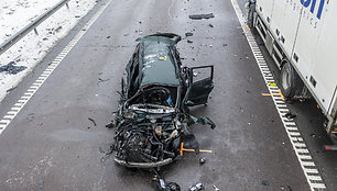 A2 kelyje susidūrė trys automobiliai ir trys vilkikai, uždarytas eismas link Panevėžio