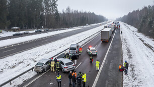 A2 kelyje susidūrė trys automobiliai ir trys vilkikai, uždarytas eismas link Panevėžio