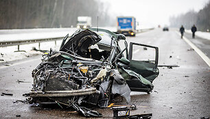 A2 kelyje susidūrė trys automobiliai ir trys vilkikai, uždarytas eismas link Panevėžio