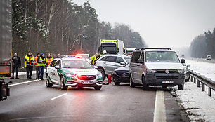 A2 kelyje susidūrė trys automobiliai ir trys vilkikai, uždarytas eismas link Panevėžio