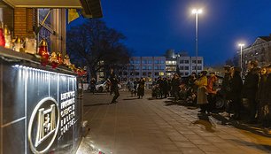 Palaikymo akcijos performansas prie LNOBT „Gedulo mėnuo. Pirma diena“