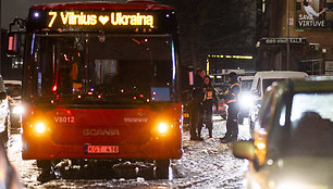 Žiema sugrįžo: visame Vilniuje avarijos ir spūstys