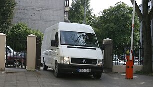 Dėl sugriežtintų muitinės procedūrų Latvijos ir Rusijos pasienyje įstrigusius kelis &scaron;imtus Lietuvos vežėjų antradienio vakarą turėtų pasiekti mineralinio vandens ir maisto produktų siunta. 