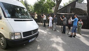 Dėl sugriežtintų muitinės procedūrų Latvijos ir Rusijos pasienyje įstrigusius kelis &scaron;imtus Lietuvos vežėjų antradienio vakarą turėtų pasiekti mineralinio vandens ir maisto produktų siunta. 