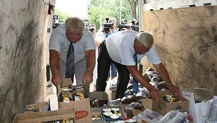 Dėl sugriežtintų muitinės procedūrų Latvijos ir Rusijos pasienyje įstrigusius kelis &scaron;imtus Lietuvos vežėjų antradienio vakarą turėtų pasiekti mineralinio vandens ir maisto produktų siunta. 
