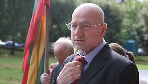 Jungtinio demokratinio judėjimo (JDJ) pikete Rusijos valdžia raginama nutraukti muitinės karą prieš Lietuvą, taip pat būti demokratiška kaimyne ir stabdyti žmogaus teisių gynėjų žudynes. 