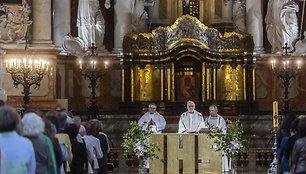  Šv. Jonų bažnyčioje kun. Antanas Saulaitis SJ aukojo mišias.