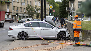 Vilniaus centre VW rėžėsi į akmeninę sieną
