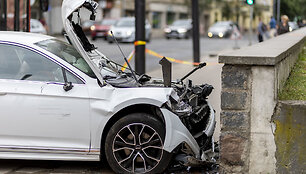 Vilniaus centre VW rėžėsi į akmeninę sieną