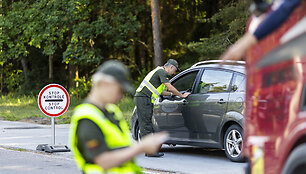 Atvykstančiųjų į Lietuvą patikra Būtingės pasienio kontrolės punkte