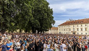 Joe Bideno kalbos žmonės klausėsi ir S.Daukanto aikštėje šalia prezidentūros