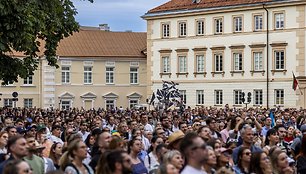 Joe Bideno kalbos žmonės klausėsi ir S.Daukanto aikštėje šalia prezidentūros