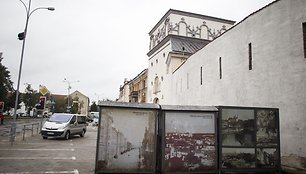 Suvenyrų pardavėjai pasipiktino be jų žinios išvežtais prekybos paviljonais.