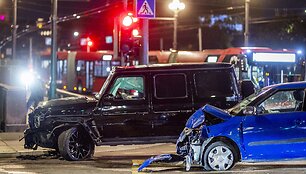 Prie Žaliojo tilto susidūrė &bdquo;&Scaron;koda&ldquo; ir prabangus &bdquo;Mercedes&ldquo; automobilis