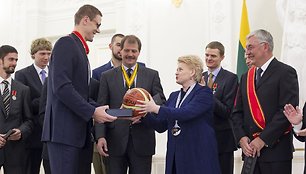 Lietuvos krepšinio rinktinė su Dalia Grybauskaitė