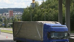 Vilniuje prie naujojo Ozo g. esančio viaduko buvo filmuojama Austrijos rinkai skirta "Schogetten" šokolado reklama, kurioje dalyvavo lietuvis kaskadininkas, šokęs nuo tilto ant važiuojančio sunkvežimio.