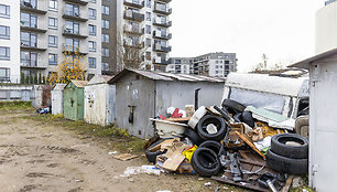 Vilniuje, Kernavės g. nukėlinėjami metaliniai garažai