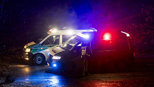 Policijos stabdomas BMW nestojo – nulėkė nuo kelio ir trenkėsi į medį: žuvo jaunas vairuotojas