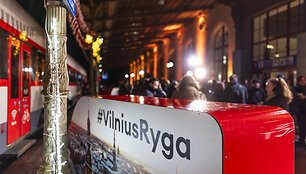 I&scaron;lydėtas pirmasis traukinys i&scaron; Vilniaus į Rygą