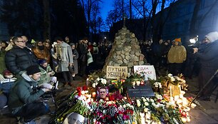 Žmonės rinkosi prie KGB muziejaus pagerbti Aleksejaus Navalno
