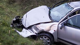 Vilniaus pakra&scaron;tyje, Liepkalnio gatvėje apvirto automobilis &bdquo;Rover&ldquo;.