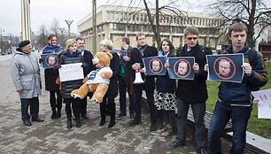 Jaunieji konservatoriai prie Seimo reikalavo versti Bronių Bradauską.