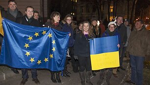 De&scaron;imtys jaunuolių Vilniuje prie ambasados i&scaron;rei&scaron;kė paramą Ukrainos protestuotojams.
