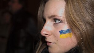 De&scaron;imtys jaunuolių Vilniuje prie ambasados i&scaron;rei&scaron;kė paramą Ukrainos protestuotojams.