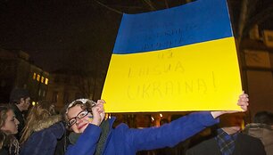 De&scaron;imtys jaunuolių Vilniuje prie ambasados i&scaron;rei&scaron;kė paramą Ukrainos protestuotojams.