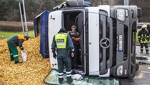 Vilniuje apvirto sunkvežimis su medžio drožlėmis